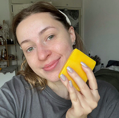 Femme tenant le savon purifiant SoulVeo